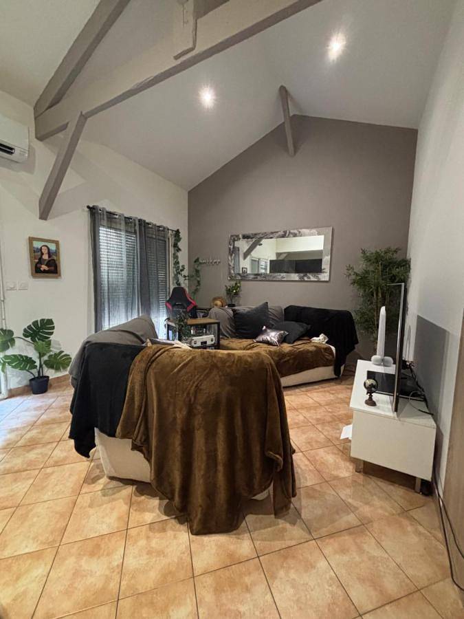 Location de vacances pour 3 personnes, avec terrasse à Saint-Bonnet-de-Mure