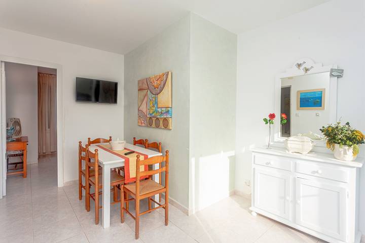 Apartamento entero, Apartamento Cala en Forcat 34 con balcón y piscina compartida in Cala Blanes, Ciudadela
