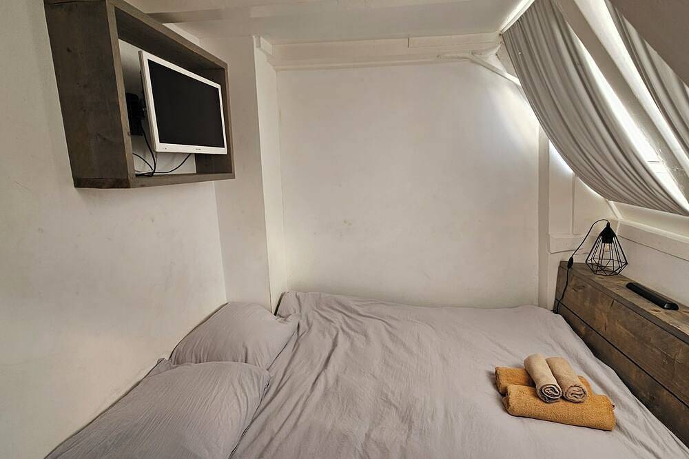 Two bedroom apartment in historic Canalhouse from 1618 - City centre in Dutch Coast