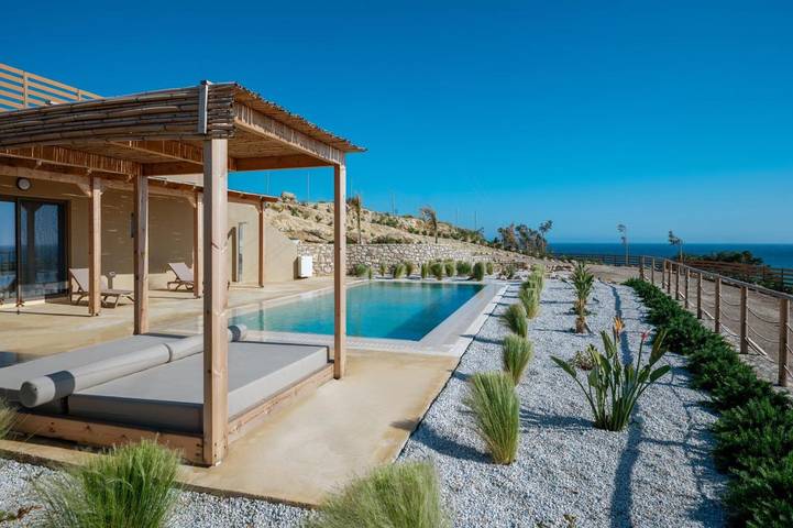 Location de vacances pour 6 personnes, avec piscine ainsi que jardin et vue dans Keratokambos - 2