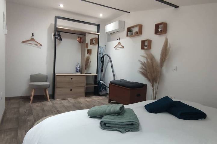 Location de vacances pour 6 personnes, avec jardin et terrasse à Canaules-et-Argentières - 2