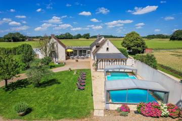 Cottage pour 30 personnes, avec piscine et jardin, animaux acceptés dans Luigny