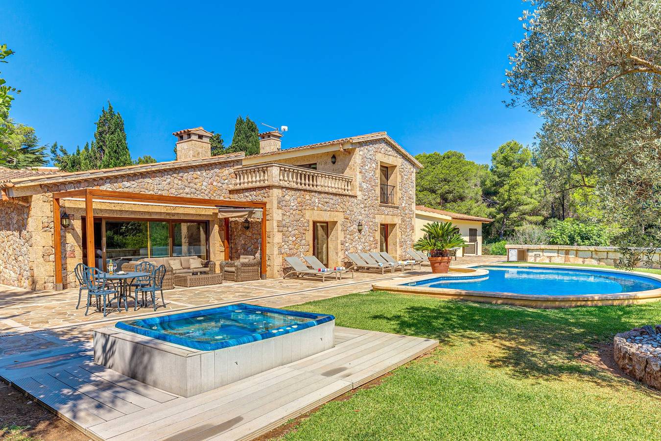 Luxurious Villa with Pool, Hot Tub, Garden, Terrace in Port de Pollença, Pollença