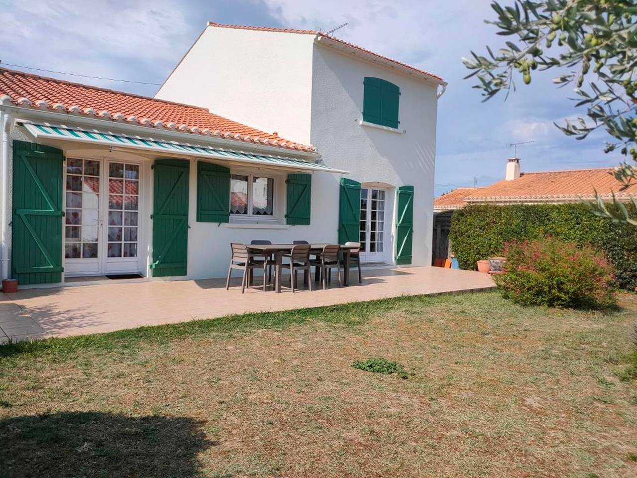 Spacious House for 9 - Near Beach, Parking, Terrace in Saint-Hilaire-de-Riez, Vendée