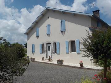 Location de vacances pour 8 personnes, avec jardin, animaux acceptés à Clermont