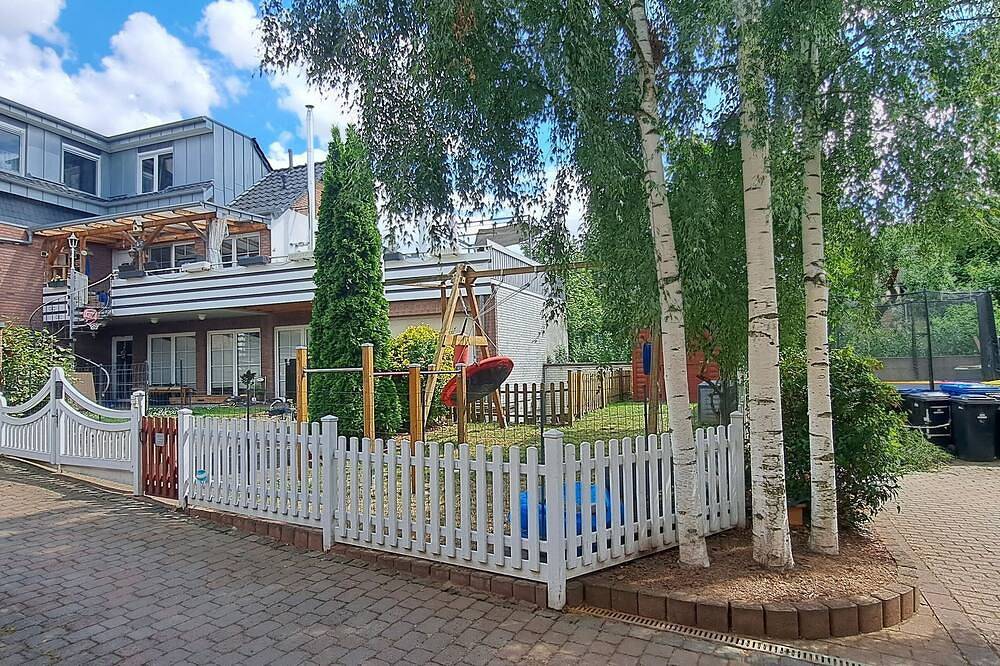 Ganze Wohnung, 2,5 Zimmer Wohnung mit Terrasse Nähe Phantasialand Eifel Therme mit Spielgeräten in Zülpich, Rheinland