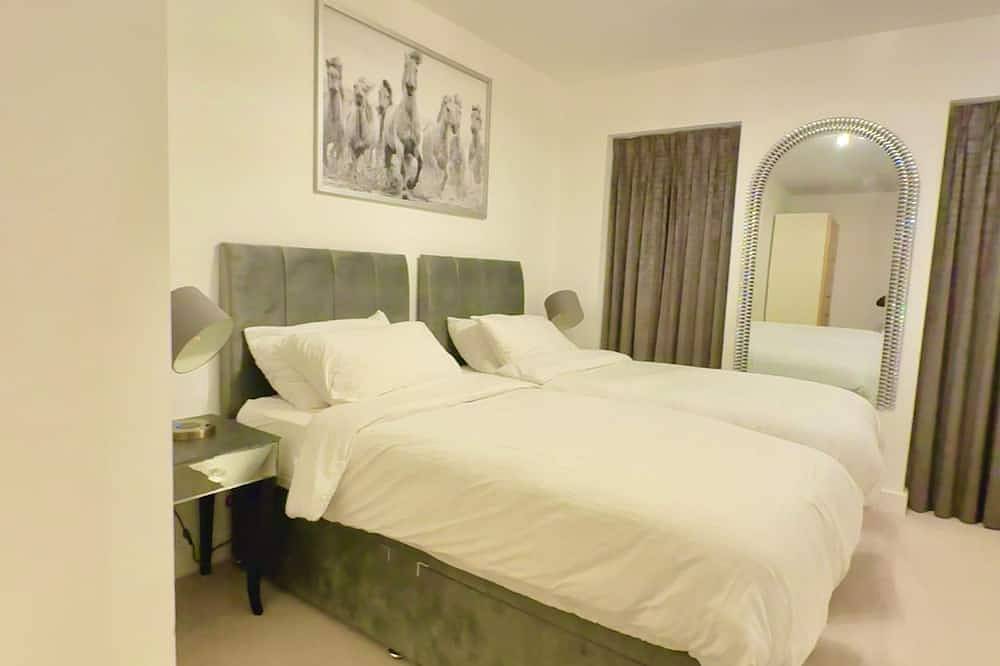 Entire apartment, The Mirrored House (Whole Flat) in Dartford, Kent