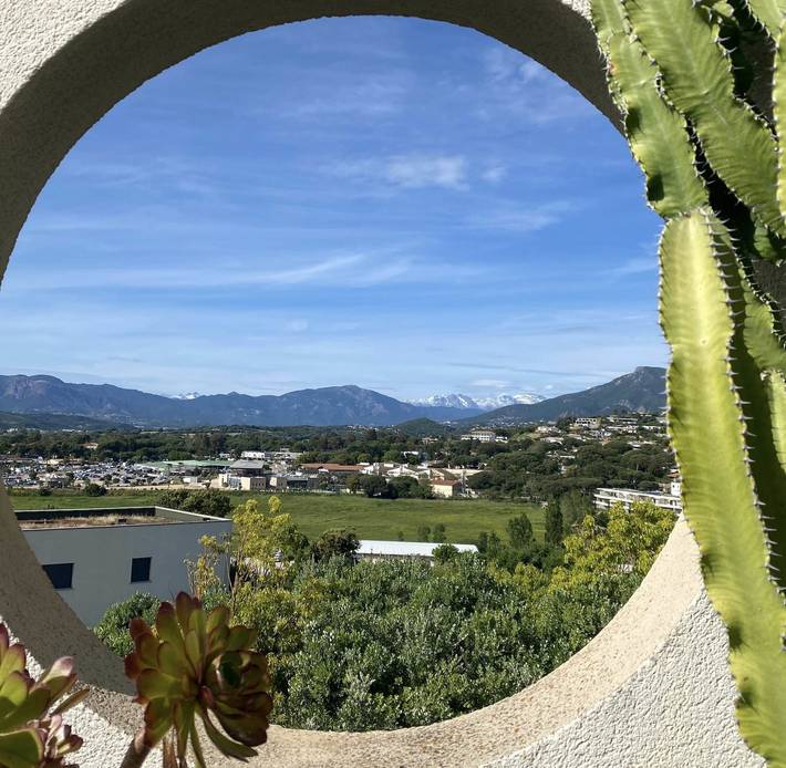 Gîte pour 6 personnes, avec balcon et jardin, adapté aux familles à Albitreccia