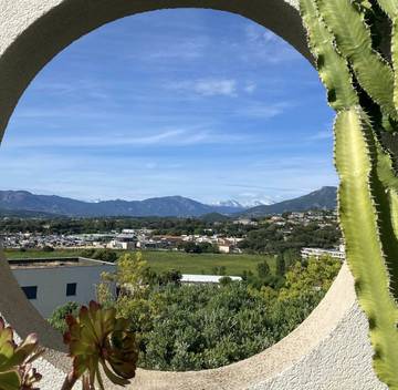 Gîte pour 6 personnes, avec jardin et balcon, adapté aux familles à Albitreccia