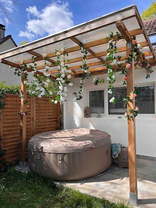 Gîte pour 4 personnes, avec terrasse et jardin ainsi que piscine et jacuzzi à Sainte-Geneviève-des-Bois - 2