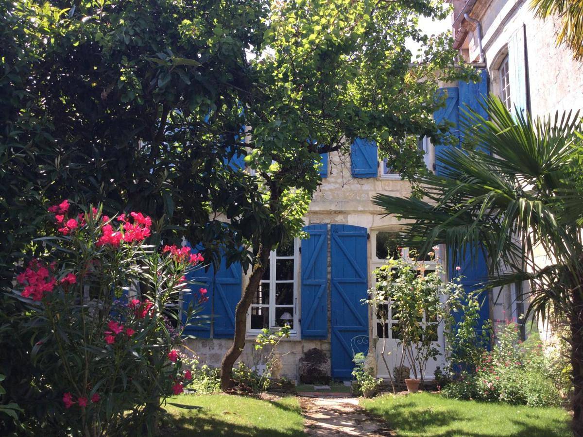 Double Room with Garden View in Saint-Jean-d'Angély, Région de Saint-Jean-d'Angély