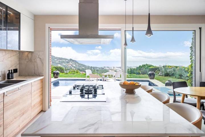 Location de vacances pour 8 personnes, avec terrasse et piscine ainsi que vue et jardin, animaux acceptés à Cabrils
