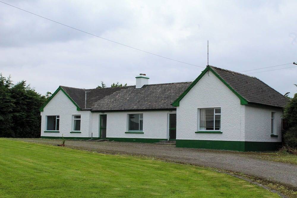 Serene cottage with gorgeous sea and mountain views. in County Sligo