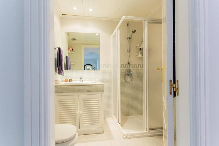 Apartamento vacacional entero, 3-Bed Apt, Sleeps 5 w/ Views & Golf & Country Club in Los Arqueros Golf and Country Club, Benahavís