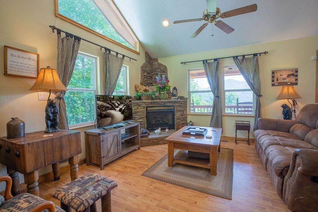Smoky Mountain Holiday Home with Hot Tub! in Jackson County