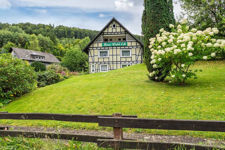 Appartement entier, Appartement "Typ B" avec vue sur les montagnes, terrasse partagée et Wi-Fi in Schmallenberg, Arrondissement du Haut-Sauerland