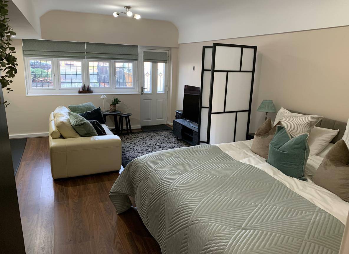 Ganze Ferienwohnung, Annex Studio - Sleeps 2, High-Speed Wifi & Parking in Liverpool, Merseyside