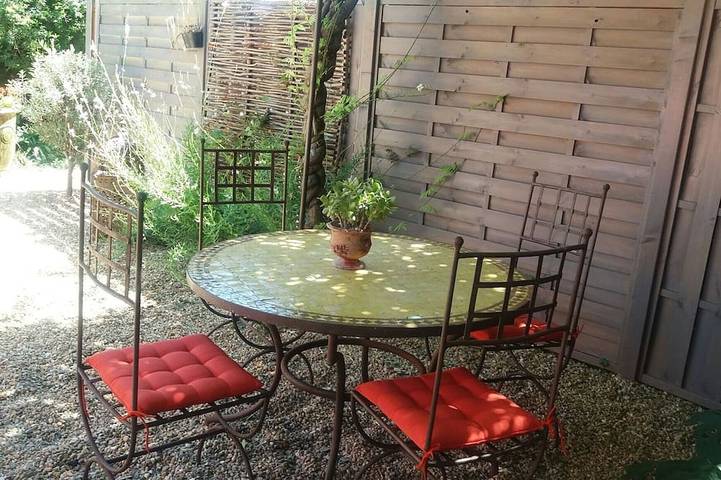 Remise rénovée avec charme, piscine et jardin bucolique au pied du Lubéron in Cheval-Blanc, Parc naturel régional du Luberon