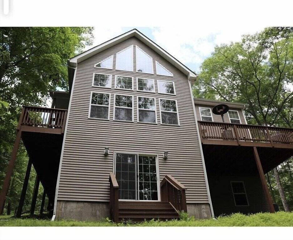Huge 4bd Masthope retreat,hot tub game room,lake access,ski, Rain friendly deck in Masthope, Pike County