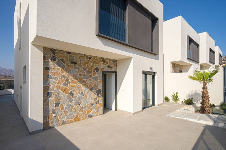 Villa für 6 Personen, mit Terrasse und Garten - 1