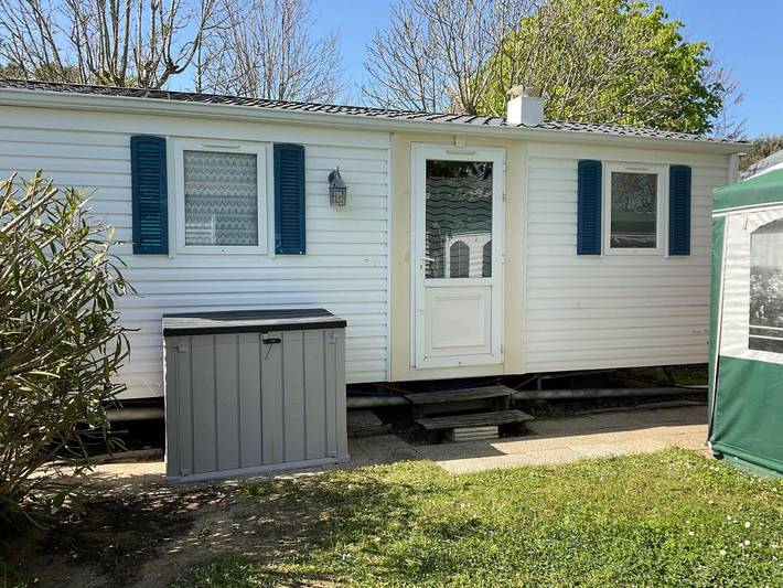 Camping pour 5 personnes, avec terrasse ainsi que piscine et jardin