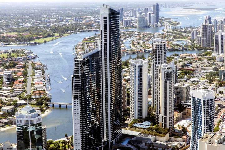 Holiday rental for 6 people, with hot tub and sauna as well as garden and pool in Surfers Paradise