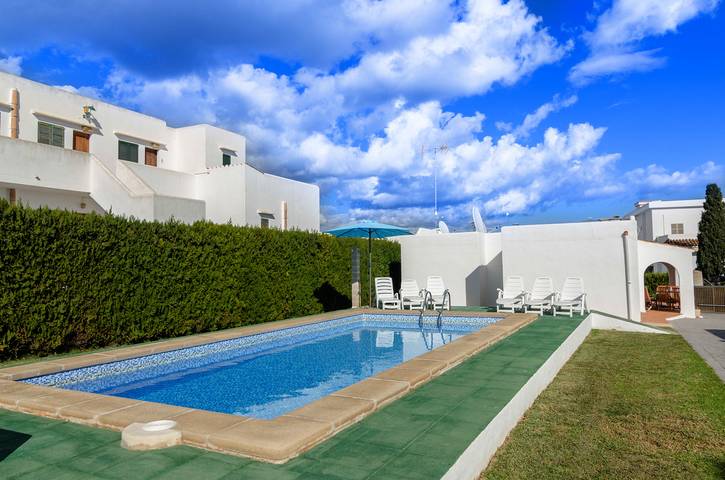 Villa pour 6 personnes, avec jardin ainsi que terrasse et piscine dans Cala Serena
