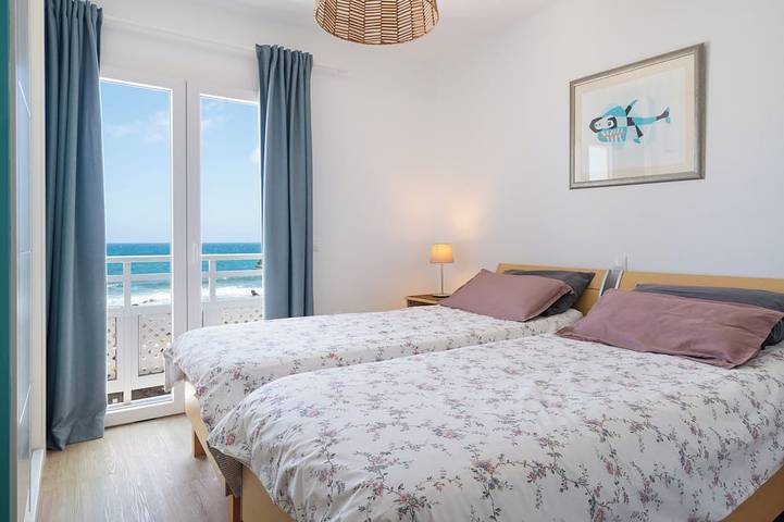 Front de mer, à 20 mètres de la mer, avec piscine privée chauffée et bain à remous in Punta de las Mujeres, Haría