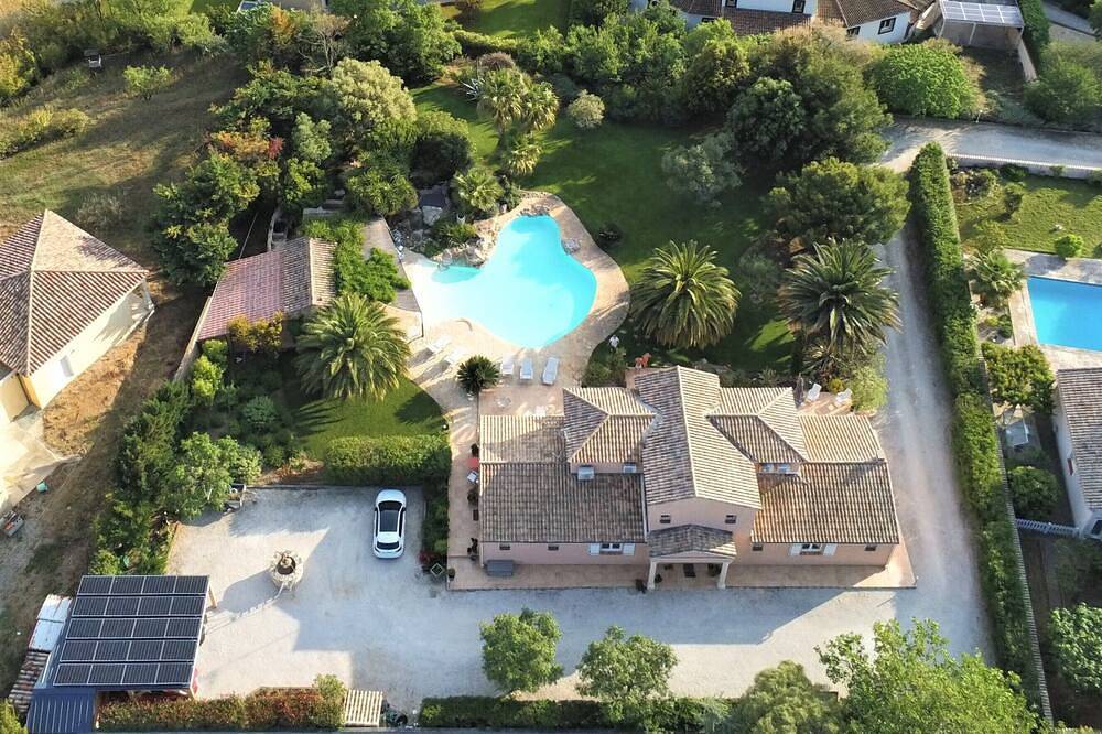 Propriété de 3300 m2, Vue dominante , Piscine lagon de 130 m2 et Jacuzzi 4/6pers in Cers, Côte méditerranéenne (France)