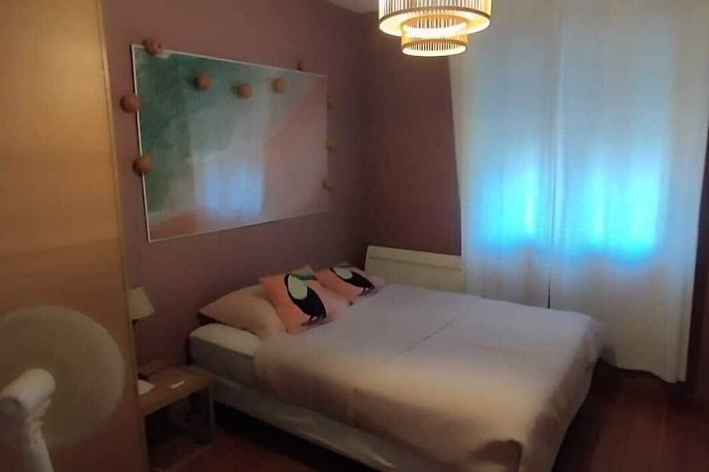 Large villa on beautiful wooded grounds in Entraigues-sur-la-Sorgue, Vaucluse