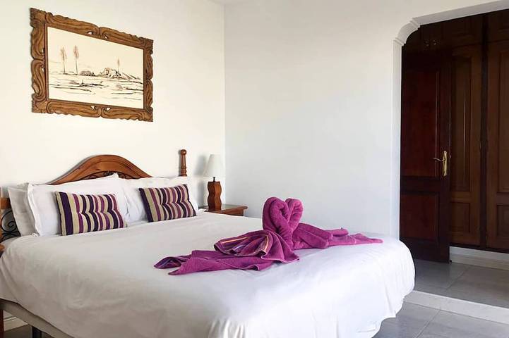 4 Bedroom, 3 Bathroom, Large Heated Pool, 20 Minute Walk to Playa Blanca Town in Playa Blanca, Yaiza