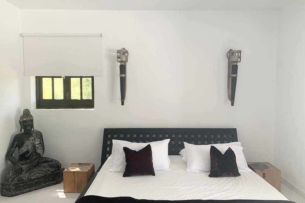 Lovely Six Bedroom villa Sea and Sunset Views in Sant Antoni de Portmany, West Ibiza