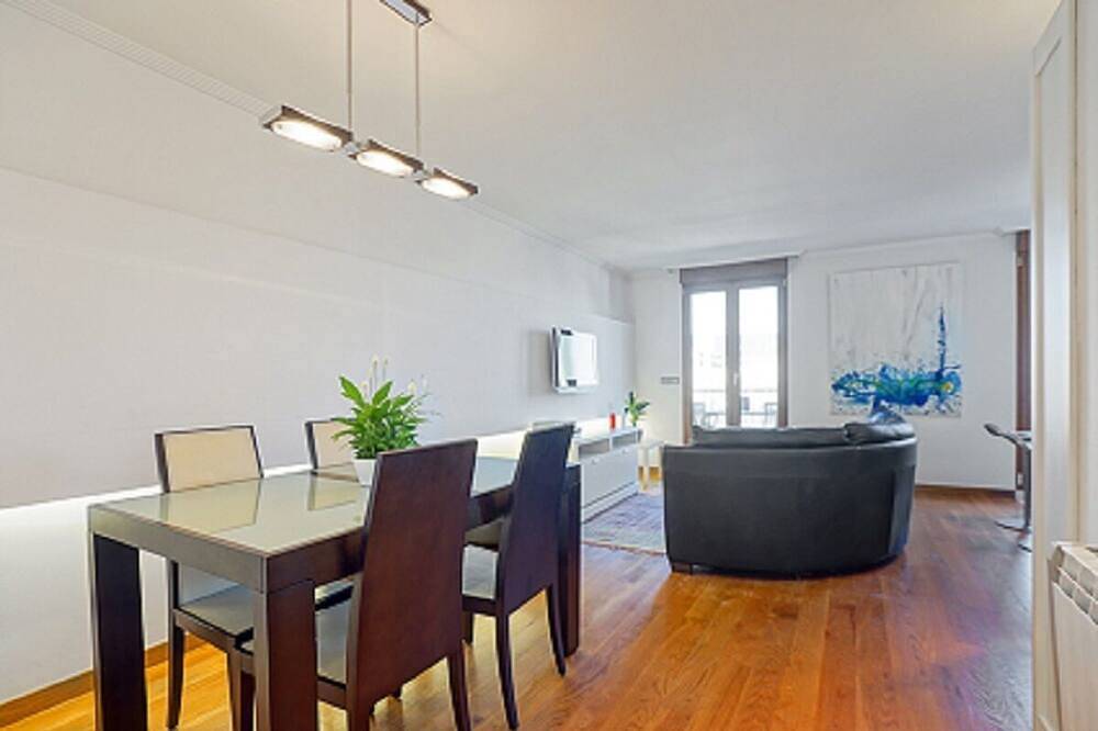 Entire apartment, Offer!:Jul-Aug2026!City Center.Renewed. Terrace.Parking.New elevator & entrance in Playa de la Concha, San Sebastian