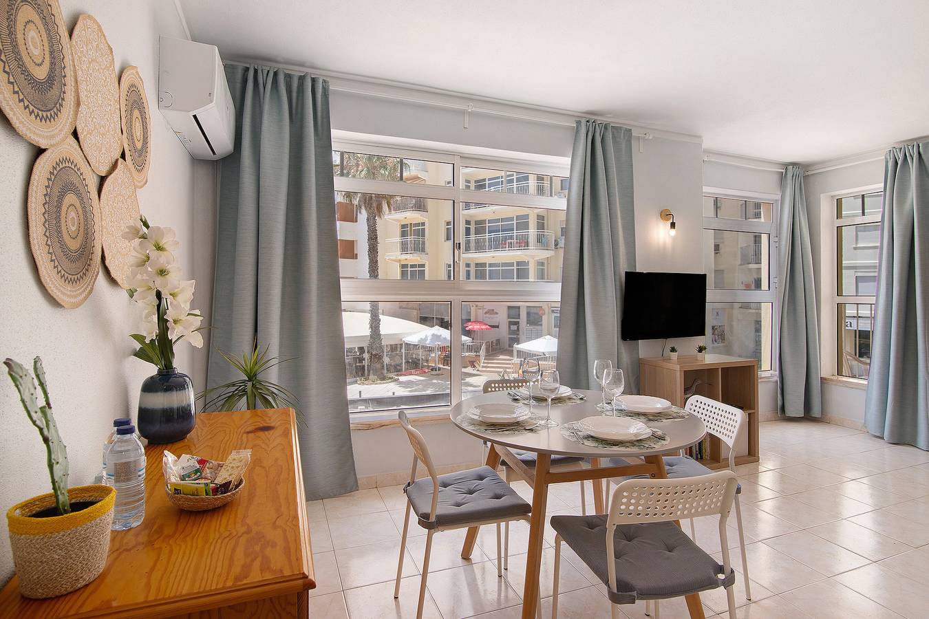 Appartement entier, Appartement 'Abelha' avec vue sur la mer, Wi-Fi et climatisation in Armação de Pêra (costa), District de Faro
