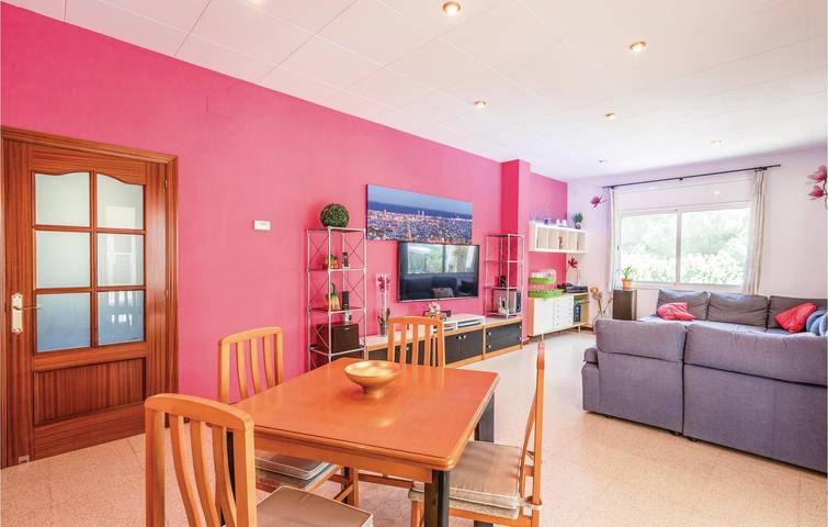 Poolside Retreat: 180m² w/terrace & WiFi in Tordera, Maresme