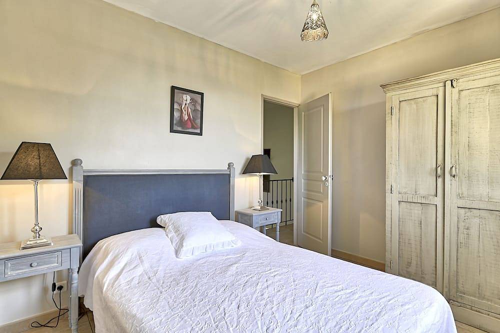 Villa with pool and garden in Cucuron, Parc naturel régional du Luberon