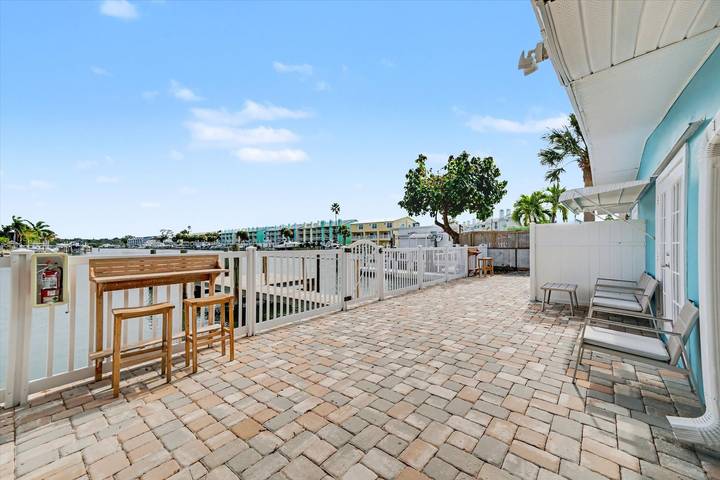 Vacation rental for 4 people, with terrace and yard, with pets in Indian Rocks Beach