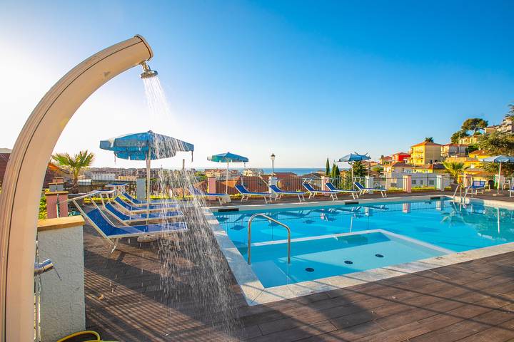 Appartamento per 4 persone, con piscina, adatto a famiglie con bambini ad Andora