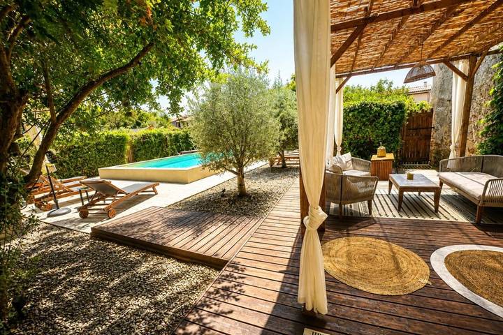 Location de vacances pour 2 personnes, avec Terrasse et Jardin ainsi que Piscine et Sauna à Talairan