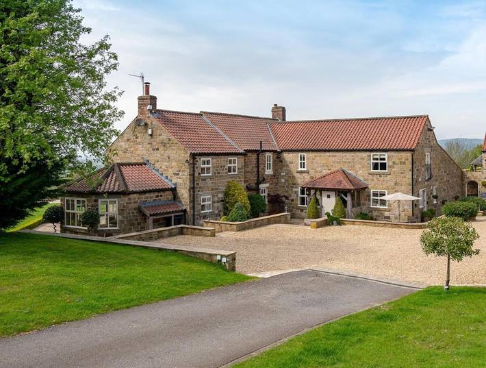 Bed and breakfast for 10 people, with garden and hot tub as well as pool and sauna, child-friendly in Yorkshire