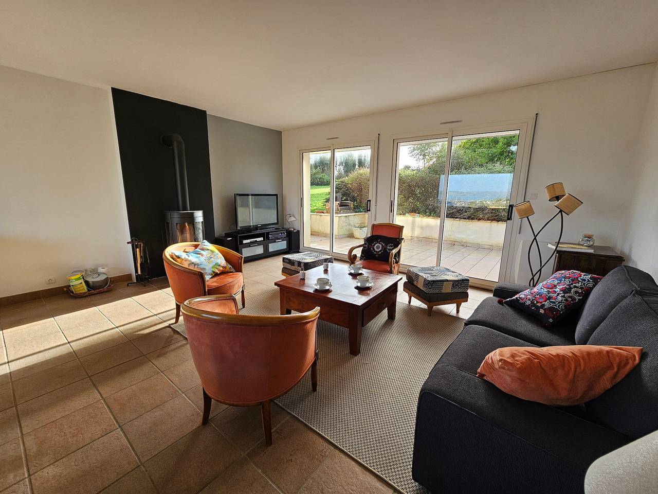 Haus auf den Höhen von Camaret mit Blick auf den Hafen in Camaret-sur-Mer, Iroise