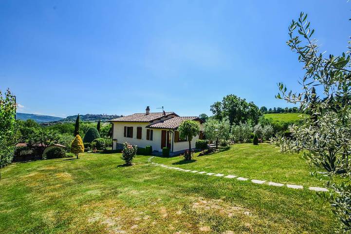 Casa indipendente con piscina privata e vista panoramica sulla città di Orvieto. in Orvieto, Provincia di Terni