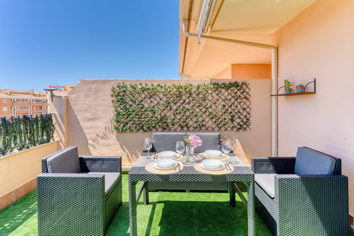 Entire apartment, Apartment 'Sea Views - 2 Bedrooms' with Shared Pool, Wi-Fi and Air Conditioning in Arroyo de La Miel, Benalmádena