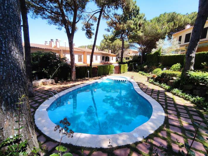 Location de vacances pour 6 personnes, avec terrasse et piscine ainsi que jardin et bassin pour enfant à Sant Feliu de Guíxols - 2