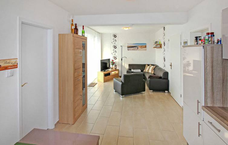 Apartamento vacacional entero, Acogedor apartamento junto a la playa con terraza y aparcamiento in Neppermin, Benz (desambiguación)