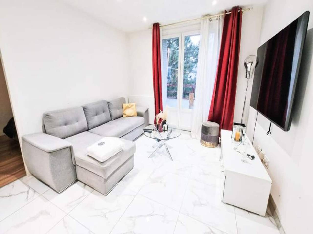 Appartement entier, Le majordome monochrome in L'Isère, Isère
