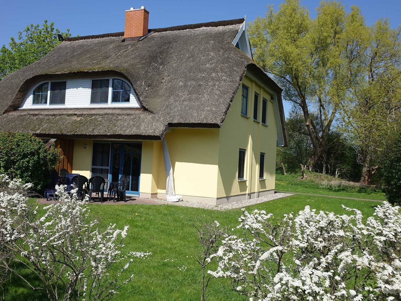 Idyllisches Reetdachhaus Weißdorn 1 mit Sauna und Kamin - Dhh Weißdorn 1 in Puddemin, Poseritz