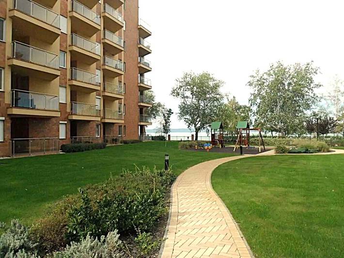 Ganze Ferienwohnung, Ferienwohnung direkt am Strand mit Klimaanlage, direkt neben dem Wellness- und Thermalbad in Szabadifürdő, Siofok