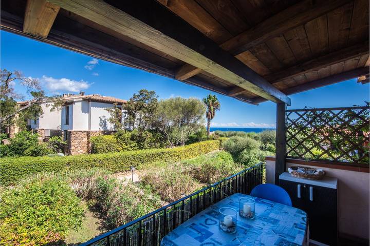 Gîte pour 4 personnes, avec piscine ainsi que vue sur l’océan et terrasse à Porto Rotondo