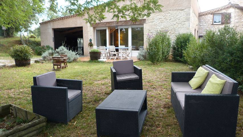 Gîte pour 6 personnes, avec Terrasse ainsi que Jardin et Piscine à Réalmont